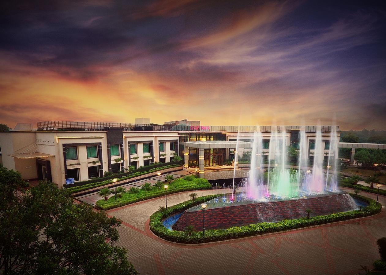 City Park Resort Bahādurgarh Extérieur photo